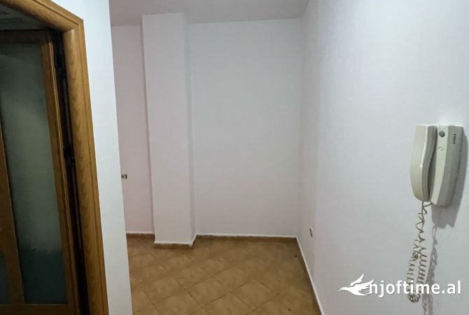 Shtepi me qera Apartament ne Tirane, 2+1, Mobilimi Bosh, pa mobiluar, Pagesa 350  Euro.