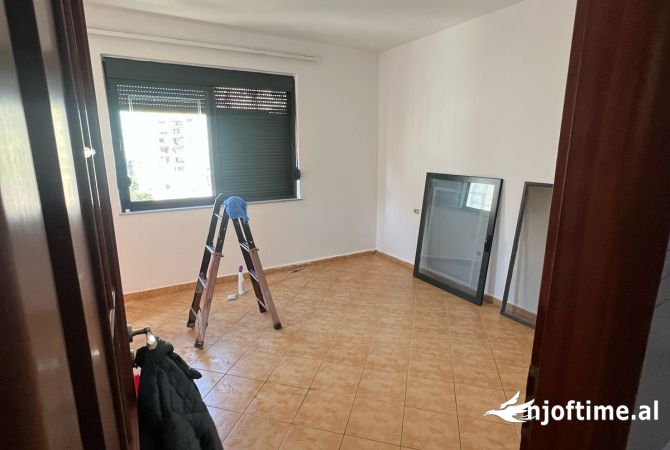 Shtepi me qera Apartament ne Tirane, 2+1, Mobilimi Bosh, pa mobiluar, Pagesa 350  Euro.