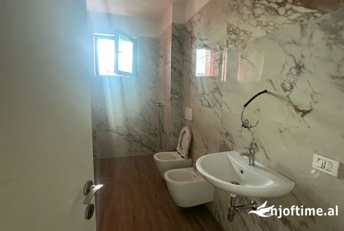 Shtepi me qera Apartament ne Tirane, 2+1, Mobilimi Bosh, pa mobiluar, Pagesa 500  Euro.