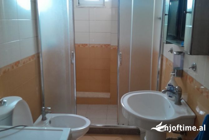 Shtepi me qera Apartament ne Tirane, 2+1, Mobilimi E mobiluar, Pagesa 600  Euro.