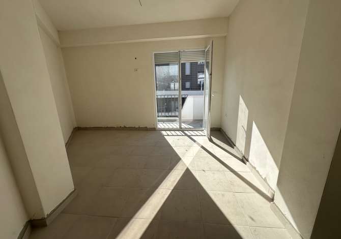 Shtepi ne shitje Apartament ne Tirane, 1+1, Mobilimi Bosh, pa mobiluar, Pagesa 150,000  Euro.