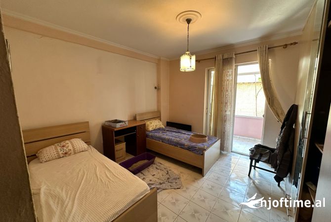 Shtepi ne shitje Apartament ne Tirane, 2+1, Mobilimi Bosh, pa mobiluar, Pagesa 186,000  Euro.