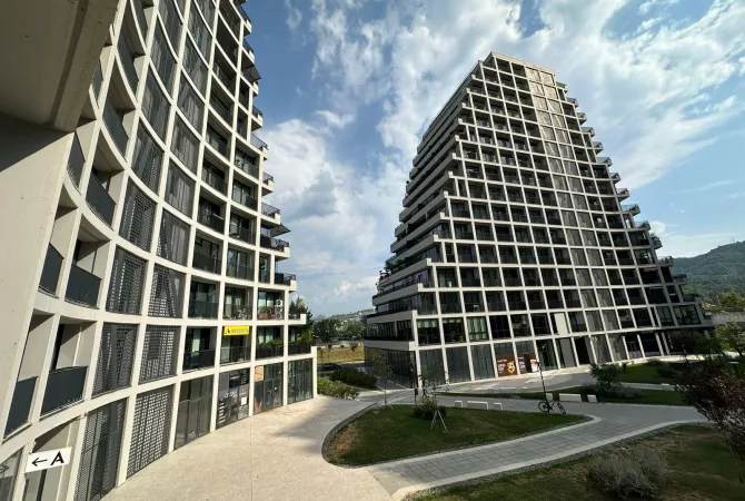 Ambiente Commerciale in Affitto 3+1 a Tirana - 2,000 Euro
