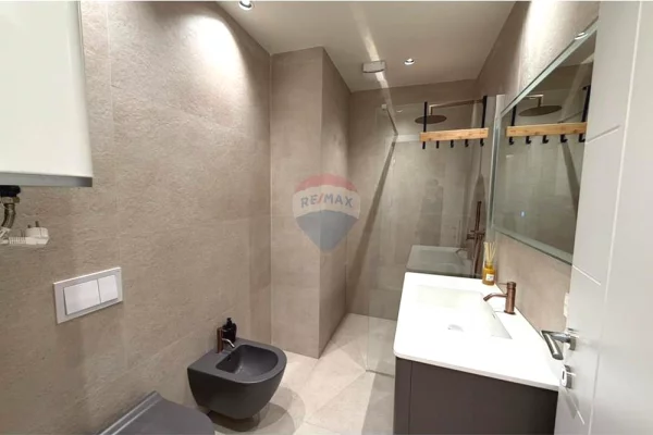 Shtepi me qera 3+1 ne Tirane - 1,800 Euro