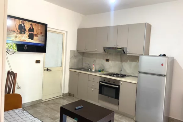 Shtepi me qera Shtepi Private ne Tirane, 1+1, Mobilimi E mobiluar, Pagesa 22,000  Leke.