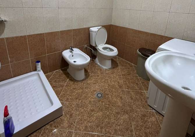 Shtepi me qera Apartament ne Tirane, 3+1, Mobilimi E mobiluar, Pagesa 37,000  Leke.