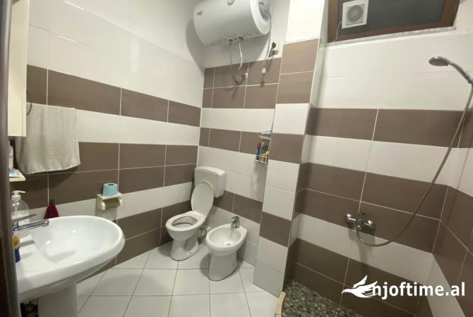 Shtepi me qera Apartament ne Tirane, 4+1, Mobilimi E mobiluar, Pagesa 500  Euro.