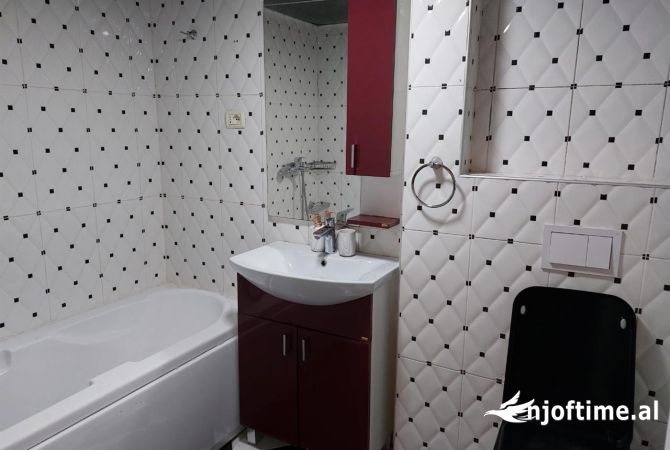 Shtepi me qera Apartament ne Tirane, 2+1, Mobilimi E mobiluar, Pagesa 690  Euro.