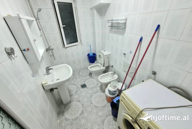 Shtepi me qera Apartament ne Tirane, 3+1, Mobilimi E mobiluar, Pagesa 60,000  Leke.