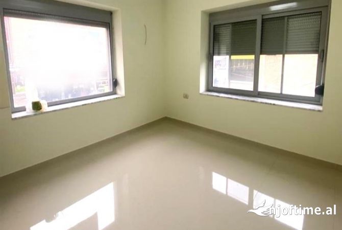 🏙️Ambient me Qera ne Xhamllik prane bar Oslo (60 m2, kati 2, buze rruge kryesore)