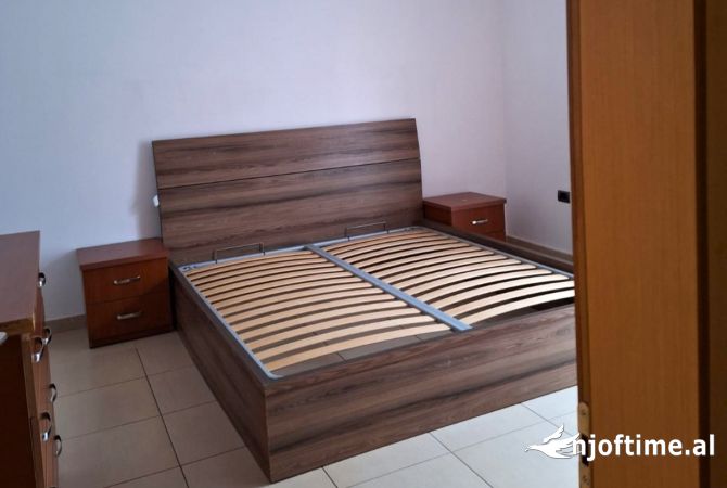Shtepi me qera Apartament ne Tirane, 3+1, Mobilimi E mobiluar, Pagesa 42,000  Leke.