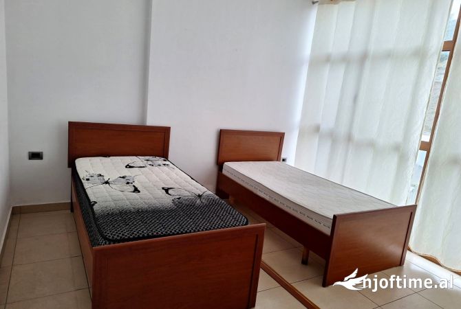 Shtepi me qera Apartament ne Tirane, 3+1, Mobilimi E mobiluar, Pagesa 42,000  Leke.