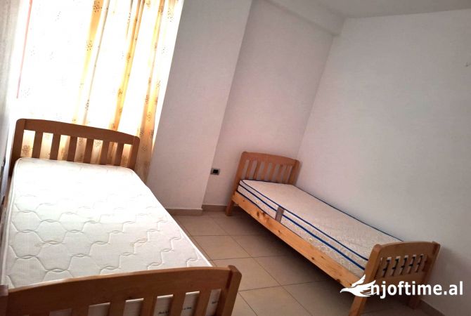 Shtepi me qera Apartament ne Tirane, 3+1, Mobilimi E mobiluar, Pagesa 42,000  Leke.