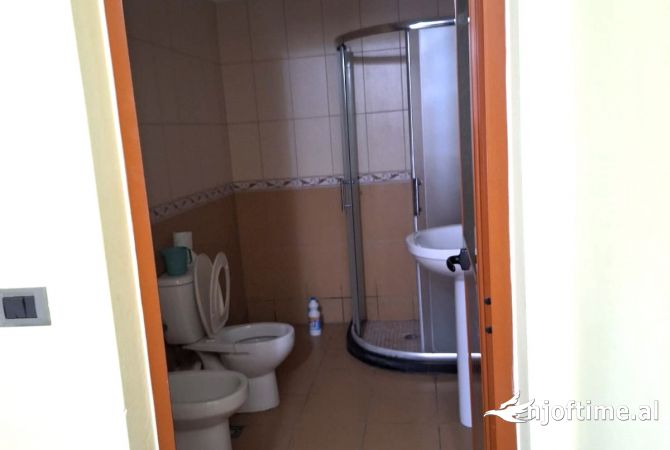 Shtepi me qera Apartament ne Tirane, 3+1, Mobilimi E mobiluar, Pagesa 42,000  Leke.