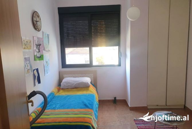 Shtepi me qera Apartament ne Tirane, 2+1, Mobilimi Pjeserisht e mobiluar, Pagesa 56,000  Leke.