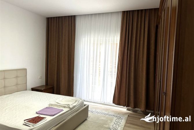Shtepi me qera Apartament ne Tirane, 3+1, Mobilimi E mobiluar, Pagesa 65,000  Leke.