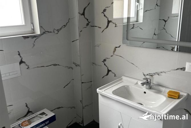 Shtepi me qera Apartament ne Tirane, 3+1, Mobilimi E mobiluar, Pagesa 65,000  Leke.