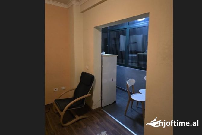 Shtepi me qera Apartament ne Tirane, 1+1, Mobilimi E mobiluar, Pagesa 40,000  Leke.