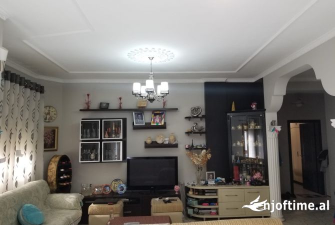 Shtepi me qera 7+1 ne Tirane - 3,200 Euro