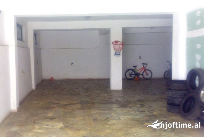 Shtepi me qera Shtepi Private ne Tirane, 7+1, Mobilimi E mobiluar, Pagesa 3,200  Euro.