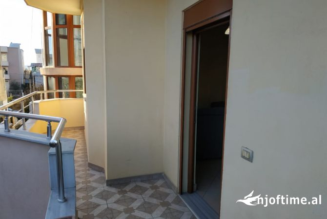 Shtepi me qera Shtepi Private ne Tirane, 7+1, Mobilimi E mobiluar, Pagesa 3,200  Euro.