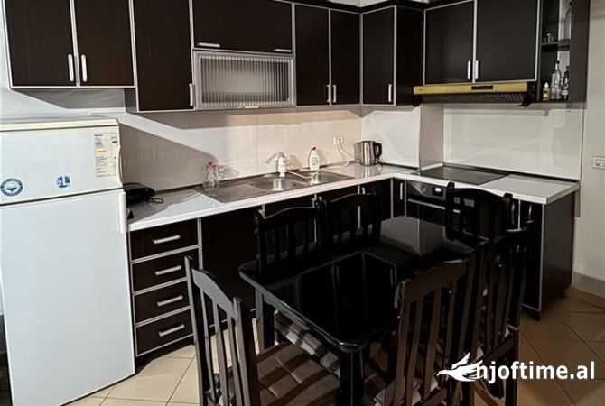 Shtepi me qera Apartament ne Tirane, 1+1, Mobilimi E mobiluar, Pagesa 40,000  Leke.