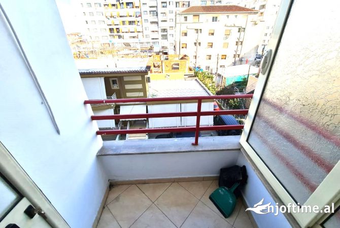 Shtepi me qera Papafingo(kati i catise) ne Tirane, 1+1, Mobilimi E mobiluar, Pagesa 35,000  Leke.