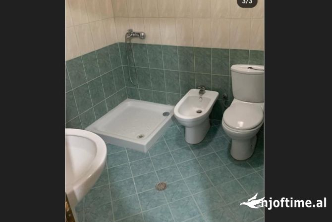 Shtepi me qera Papafingo(kati i catise) ne Tirane, 1+1, Mobilimi E mobiluar, Pagesa 35,000  Leke.