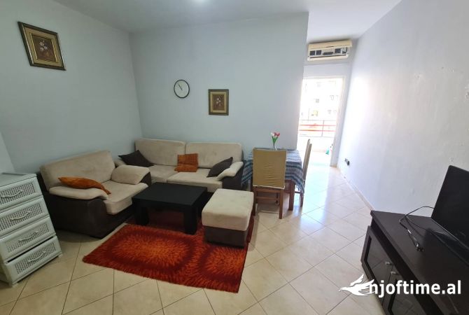 Shtepi me qera Papafingo(kati i catise) ne Tirane, 1+1, Mobilimi E mobiluar, Pagesa 35,000  Leke.