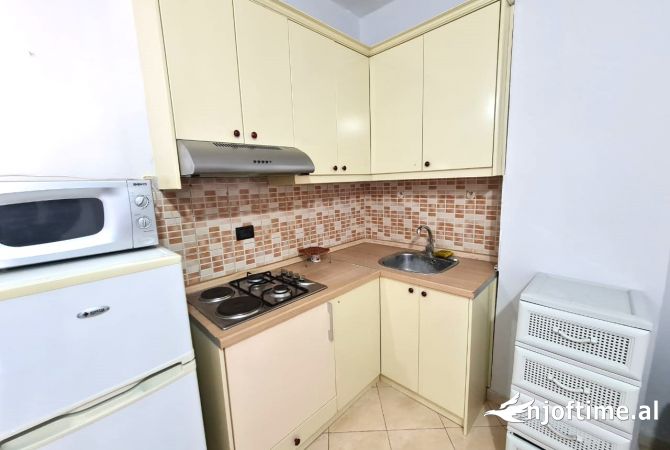 Shtepi me qera Papafingo(kati i catise) ne Tirane, 1+1, Mobilimi E mobiluar, Pagesa 35,000  Leke.