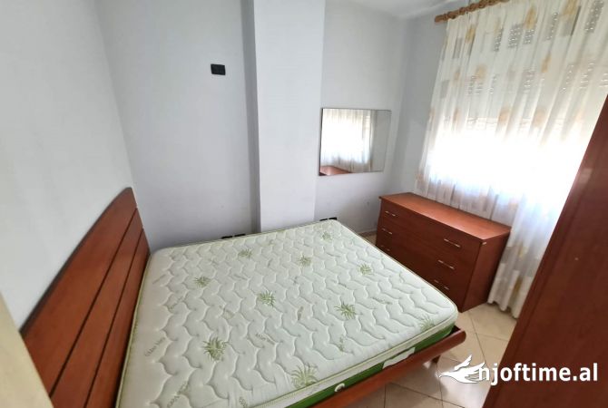 Shtepi me qera Papafingo(kati i catise) ne Tirane, 1+1, Mobilimi E mobiluar, Pagesa 35,000  Leke.