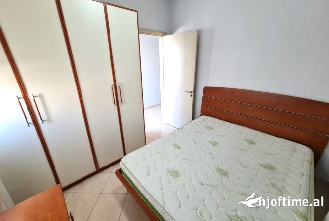 Shtepi me qera Papafingo(kati i catise) ne Tirane, 1+1, Mobilimi E mobiluar, Pagesa 35,000  Leke.