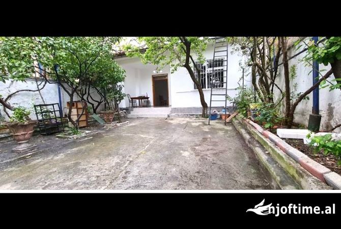 Shtepi me qera Shtepi Private ne Tirane, 2+1, Mobilimi E mobiluar, Pagesa 40,000  Leke.