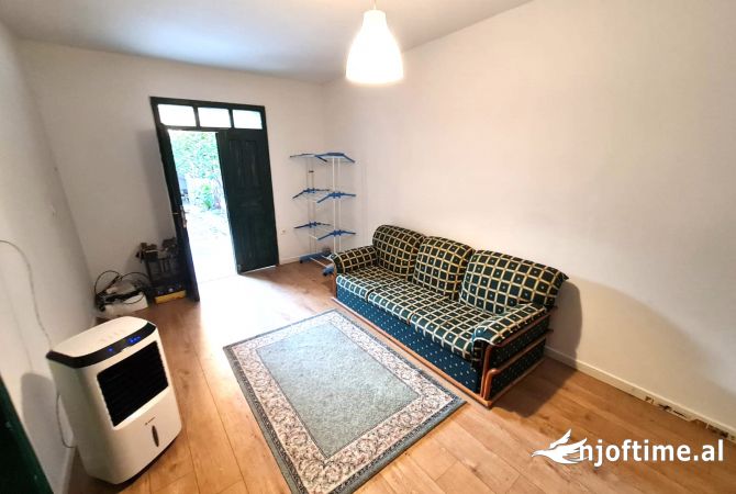 Shtepi me qera Shtepi Private ne Tirane, 2+1, Mobilimi E mobiluar, Pagesa 40,000  Leke.