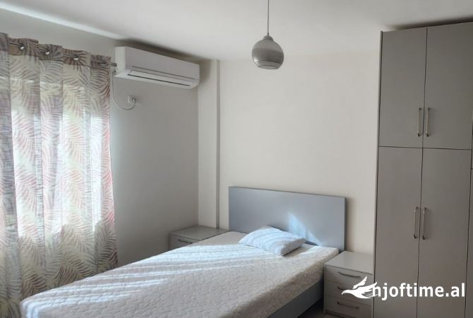 Shtepi me qera Apartament ne Tirane, 2+1, Mobilimi E mobiluar, Pagesa 700  Euro.