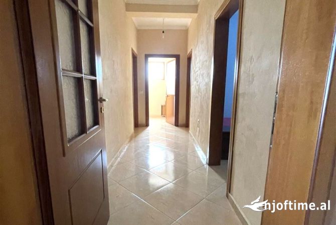 Shtepi me qera Shtepi Private ne Tirane, 3+1, Mobilimi E mobiluar, Pagesa 450  Euro.