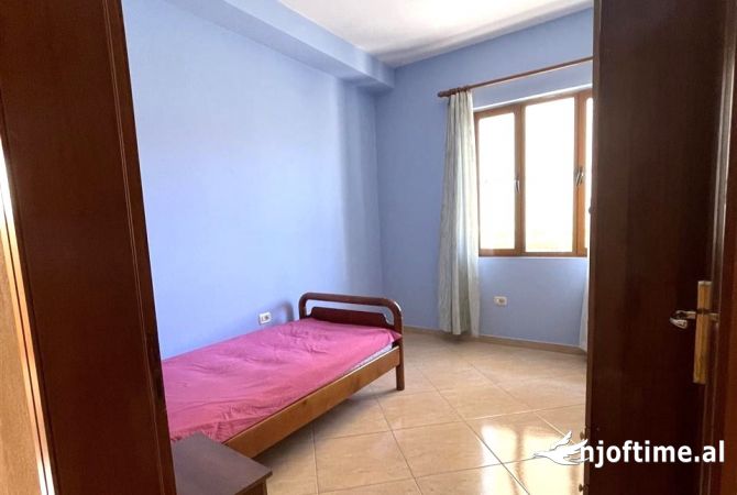 Shtepi me qera Shtepi Private ne Tirane, 3+1, Mobilimi E mobiluar, Pagesa 450  Euro.