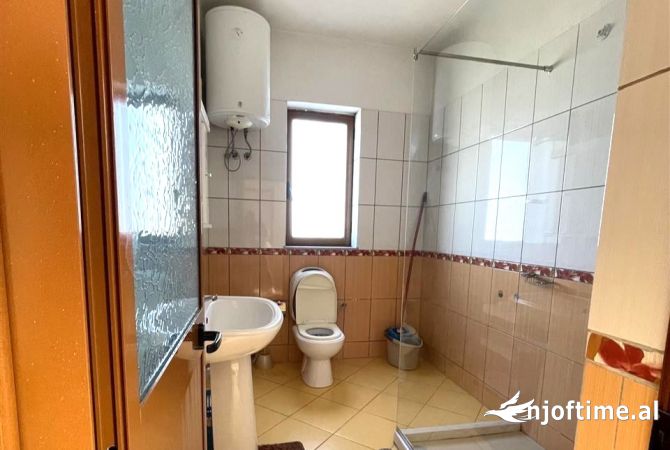 Shtepi me qera Shtepi Private ne Tirane, 3+1, Mobilimi E mobiluar, Pagesa 450  Euro.