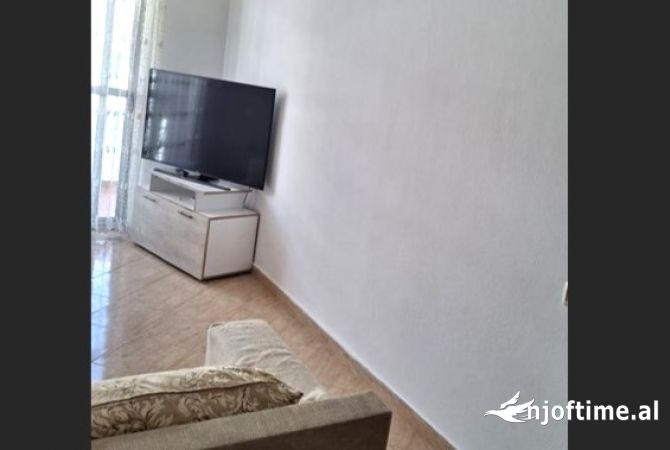 Shtepi me qera Apartament ne Tirane, 1+1, Mobilimi E mobiluar, Pagesa 300  Euro.