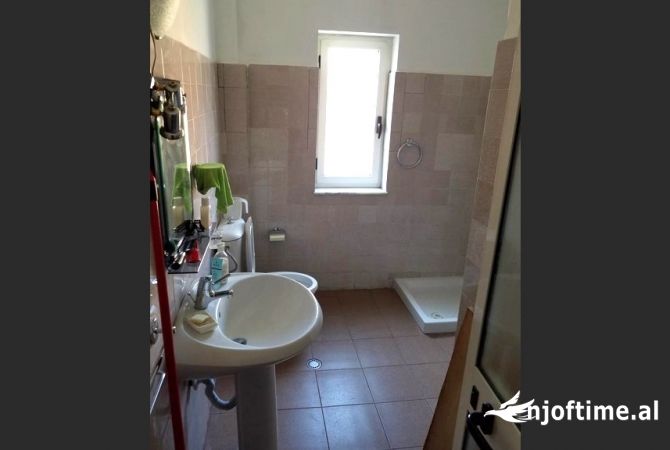 Shtepi me qera Apartament ne Tirane, 2+1, Mobilimi E mobiluar, Pagesa 40,000  Leke.