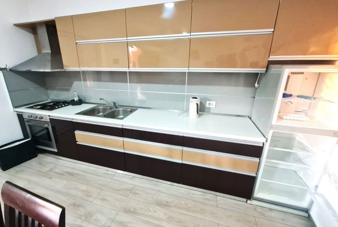 Shtepi me qera Apartament ne Tirane, 3+1, Mobilimi E mobiluar, Pagesa 50,000  Leke.