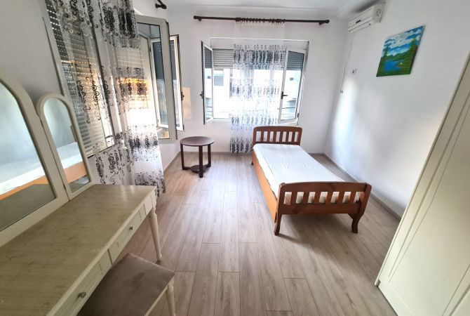Shtepi me qera Apartament ne Tirane, 3+1, Mobilimi E mobiluar, Pagesa 50,000  Leke.