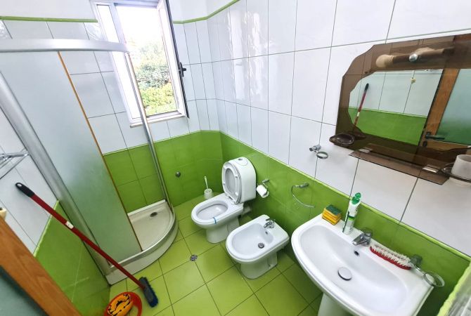 Shtepi me qera Apartament ne Tirane, 3+1, Mobilimi E mobiluar, Pagesa 50,000  Leke.