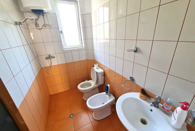 Shtepi me qera Apartament ne Tirane, 2+1, Mobilimi E mobiluar, Pagesa 50,000  Leke.