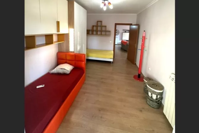 Shtepi me qera Apartament ne Tirane, 2+1, Mobilimi E mobiluar, Pagesa 65,000  Leke.