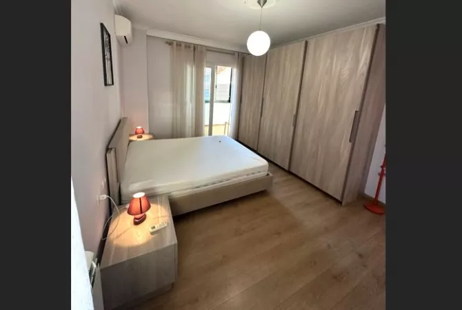 Shtepi me qera Apartament ne Tirane, 2+1, Mobilimi E mobiluar, Pagesa 65,000  Leke.