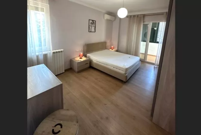 Shtepi me qera Apartament ne Tirane, 2+1, Mobilimi E mobiluar, Pagesa 65,000  Leke.