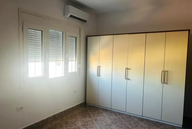 Shtepi me qera Apartament ne Tirane, 2+1, Mobilimi E mobiluar, Pagesa 50,000  Leke.