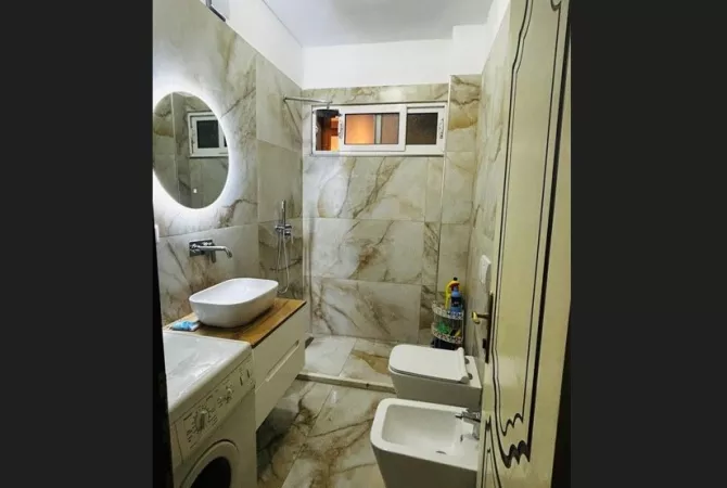 Shtepi me qera Apartament ne Tirane, 2+1, Mobilimi E mobiluar, Pagesa 50,000  Leke.