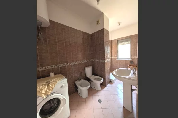 Shtepi me qera Apartament ne Tirane, 2+1, Mobilimi E mobiluar, Pagesa 45,000  Leke.